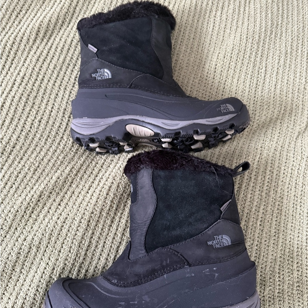 Northface Chilkat III pull on suede waterproof boot size 8